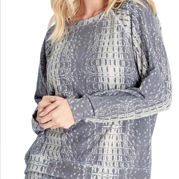 NWT 💋🦊 WILDFOX Wetlands Sommers Sweater - top only - Picture 9 of 14